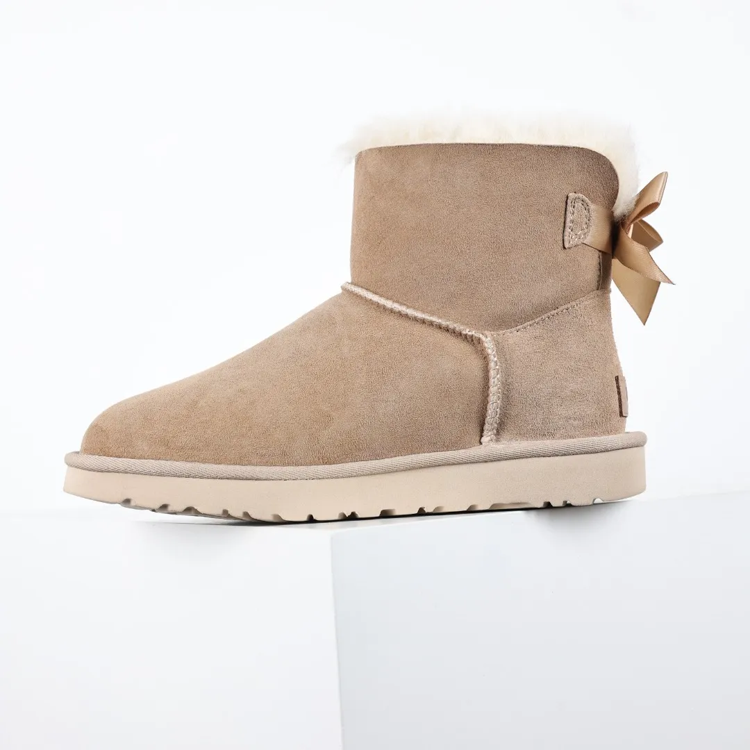 Pick up locally 💰600 Core recommended good price Independently developed original outsole and cashmere insole to keep you warm in winter and suitable for home use. In the new year, uug launched a style series, which is partially geared towards the preferences of young consumers and has also moved to the forefront of fashion trends. Shoe body material Water-repellent coated suede upper 17 mm UGGPURE™ implanted wool insole Lightweight non-slip comfortable rubber outsole With brand LOGO trademark Comes with a full set of packaging Size: 35 36 37 38 39 40